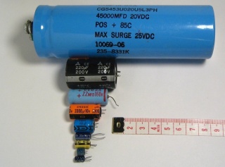 Fitxer:Electrolytic capacitors.jpg